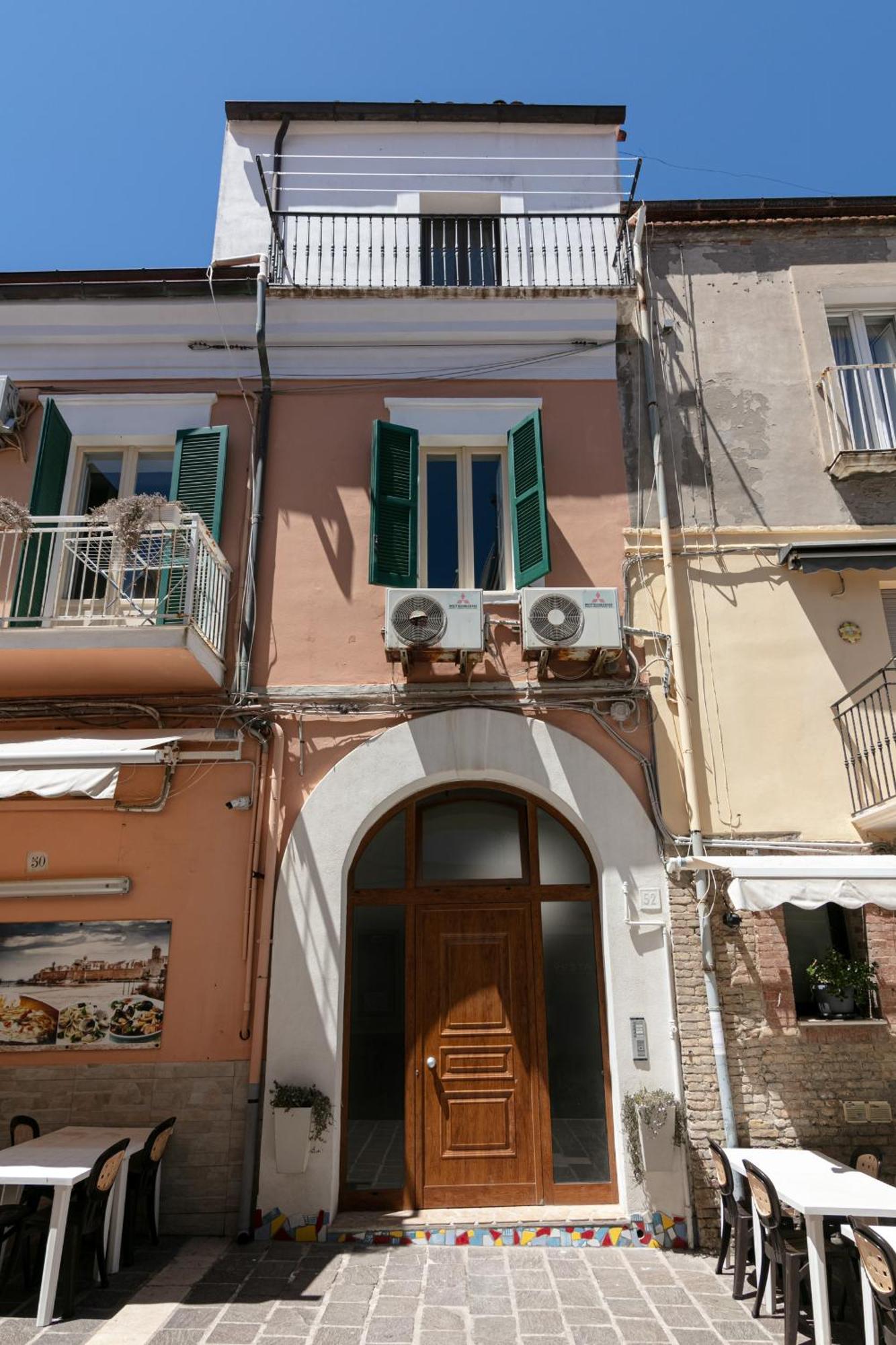 Dea Apartrooms Termoli Bagian luar foto